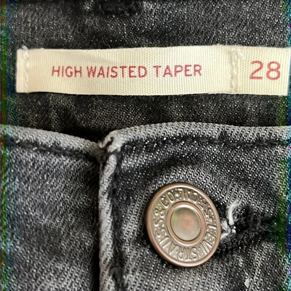 Levi's High Waisted Taper Jeans in Bomb.com - Size 28 - Picture 5 of 9